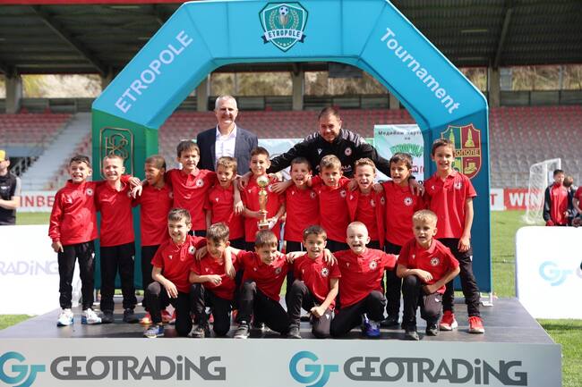 Министър Димитър Илиев и Христо Стоичков наградиха призьорите в детски футболен турнир в Етрополе