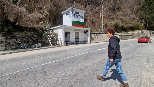 В родопското село Бостина няма пешеходни пътеки, а жителите пресичат при риск и поддържат улиците със собствен труд и средства