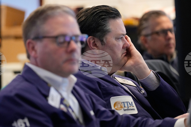 Водещите борсови индекси в Ню Йорк спадат в ранната търговия на фона на опасения около спазването на примирието между САЩ и Иран