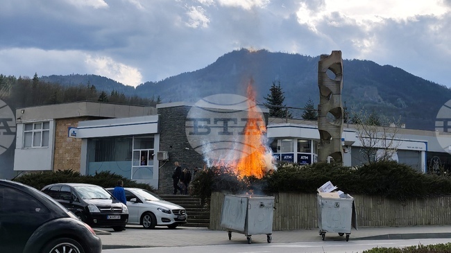 Пожар горя в центъра на Смолян, предполага се, че е тръгнал от запален контейнер