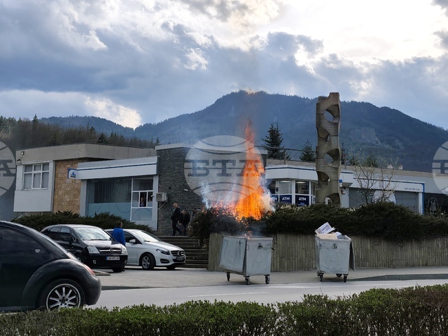 Пожар горя в центъра на Смолян, предполага се, че е тръгнал от запален контейнер