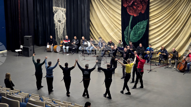 Концертите, посветени на хореографа Кирил Харалампиев, са свързани със силни емоции, каза за БТА Венета Ценова от Ансамбъл „Пирин“