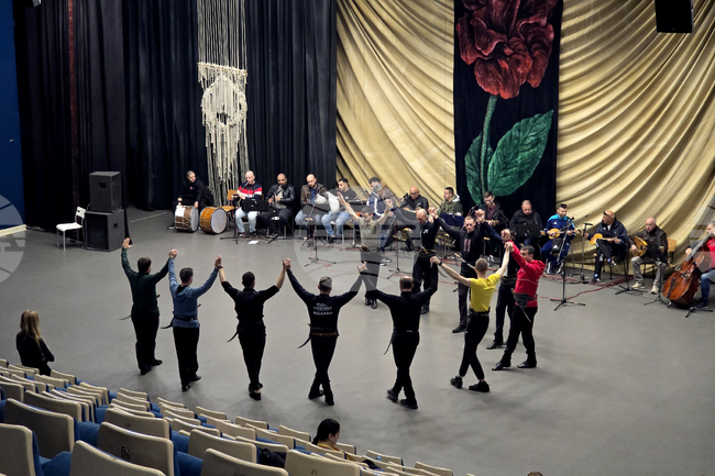 Концертите, посветени на хореографа Кирил Харалампиев, са свързани със силни емоции, каза за БТА Венета Ценова от Ансамбъл „Пирин“