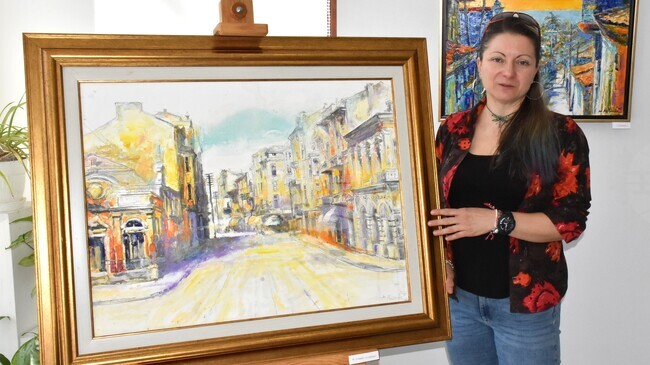 Художничката Мария Райчева споделя спомени от пътешествията си в изложбата „Пътеписи в цвят“, която показва в Хасково