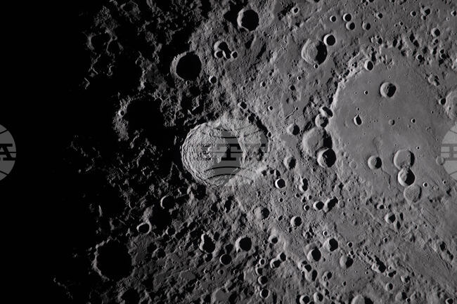 Астронавтите от мисията "Артемис 2" наблюдаваха разбиването на метеорити върху повърхността на Луната в реално време