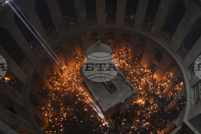 Благодатният огън се спусна в храма над Божи гроб в Йерусалим