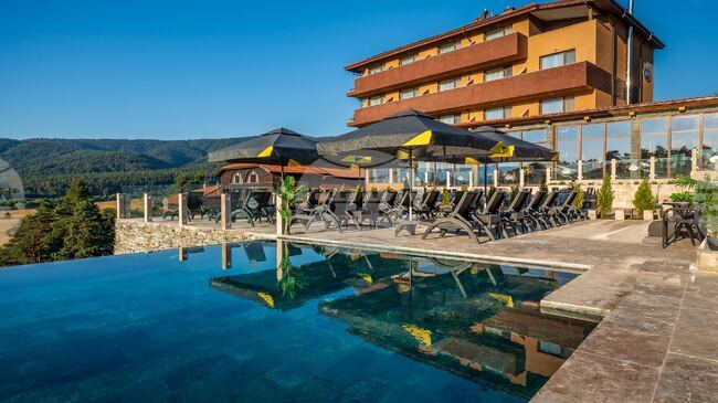 Хотелски комплекс „Каталина“ в месността „Цигов чарк“ отчита средна годишна заетост от около 18-19 хиляди гости, предпочитан е от семейства