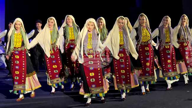 Деца от Враца подариха 75 рисунки за юбилейния спектакъл, с който Държавният фолклорен ансамбъл „Филип Кутев“ отбелязва 75-годишнината си