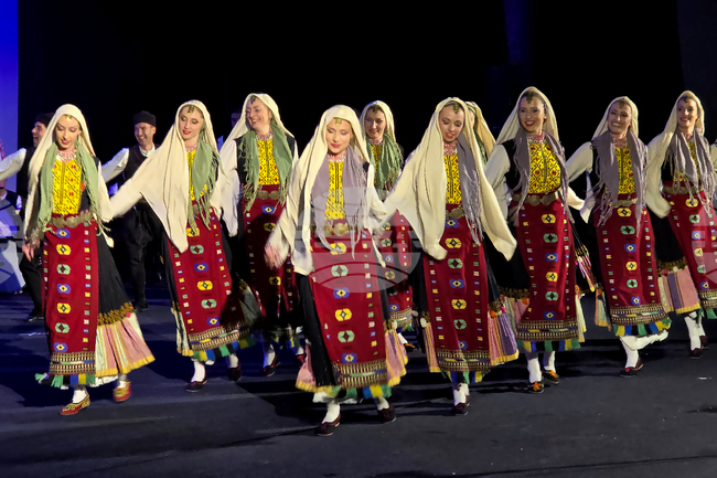 Деца подариха 75 рисунки на Ансамбъл „Филип Кутев“ по време на спектакъла му във Враца, посветен на неговата 75-годишнина