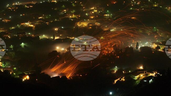 Хиляди самоделни ракети полетяха в небето над село Вронтадос на гръцкия остров Хиос в нощта на Възкресение Христово