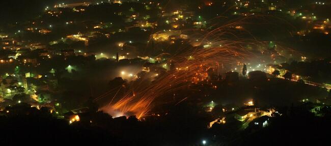 Хиляди самоделни ракети полетяха в небето над село Вронтадос на гръцкия остров Хиос в нощта на Възкресение Христово