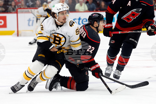 Каролина победи Бостън след продължение в Националната хокейна лига