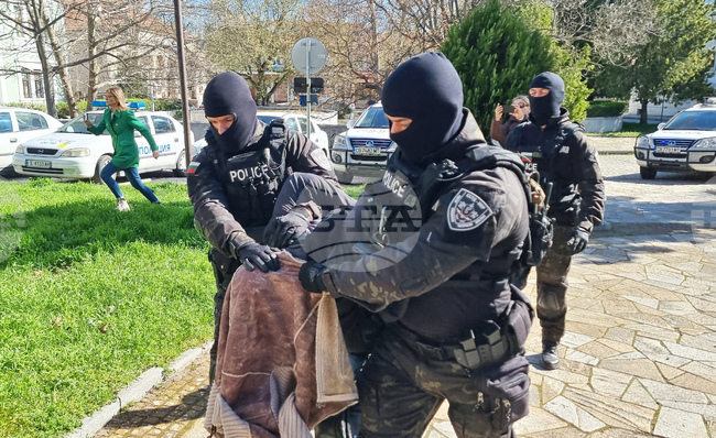 Четирима са задържани за изборна търговия в Димитровград и Меричлери, открити са близо 20 000 евро 