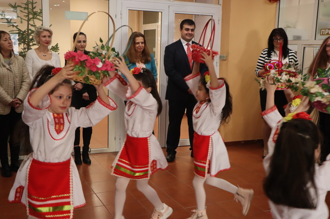 Деца от Детска градина „Липа“ в Стара Загора с Великденски поздрав за областната администрация днес 