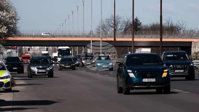 От 12:00 до 20:00 ч. днес ще е ограничено движението на камиони, пътуващи към София, съобщиха от АПИ