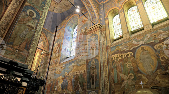 Реставрират стенописи в катедралния храм „Успение Богородично“ във Варна в навечерието на 140-годишнината му
