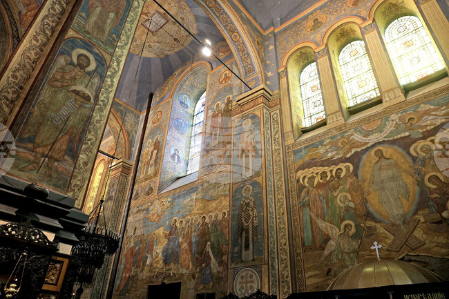 Реставрират стенописи в катедралния храм „Успение Богородично“ във Варна в навечерието на 140-годишнината му