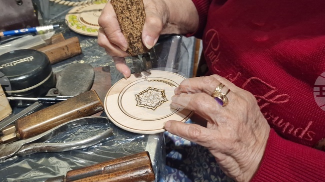 Дългогодишна майсторка разкрива тайните на пирографията пред деца и възрастни в троянския Музей на занаятите