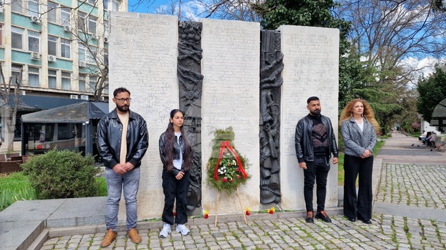 Граждани поднесоха цветя пред Паметника на загиналите във войните шуменци по повод Международния ден на ромите – 8 април