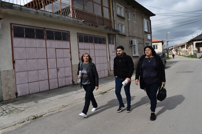 Две деца са имунизирани срещу морбили в началото на разяснителна кампания, в която участват здравните медиатори в Община Разград