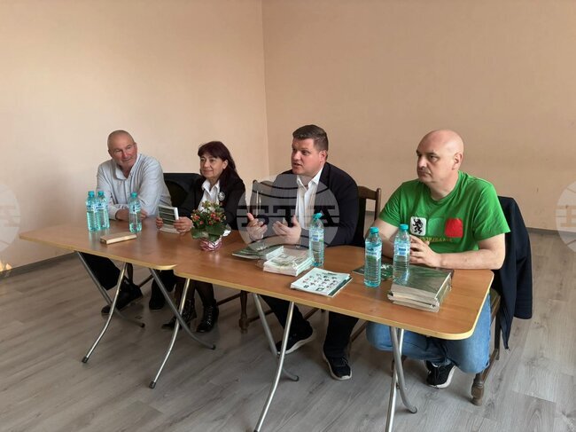 Водопроводът и връзката с магистрала "Тракия" обсъдиха кандидати за народни представители от "Възраждане" с жители на с. Мало Конаре