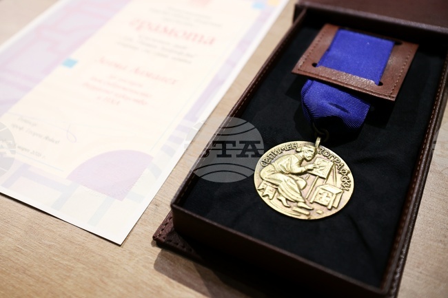 Зелма Алмалех - Национална художествена академия - награждаване