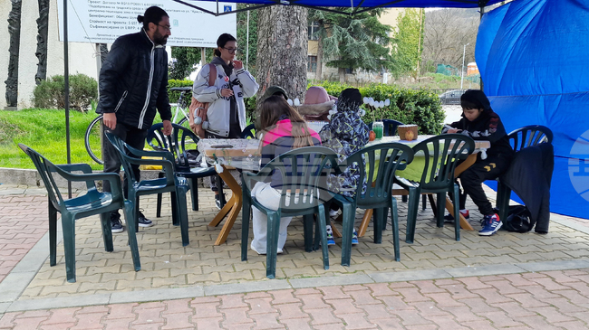 Великденски творчески работилници за декориране на яйца запознават децата в Шумен с различни техники