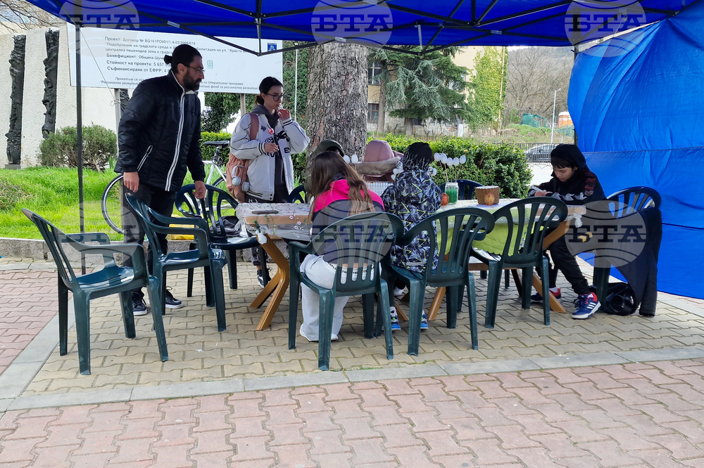 Великденски творчески работилници за декориране на яйца запознават децата в Шумен с различни техники