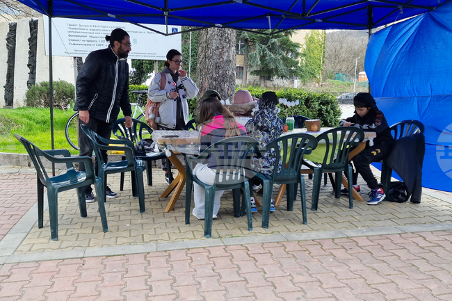 Великденски творчески работилници за декориране на яйца запознават децата в Шумен с различни техники