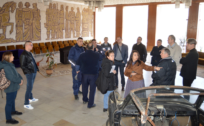 ОА Кърджали: Представители на институциите и „Информационно обслужване“ посетиха театъра в Кърджали, където ще бъде разположен преброителният център