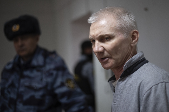 Руски гражданин, осъден за дискредитиране на армията, след като дъщеря му нарисува антивоенна картинка, бе освободен от затвора