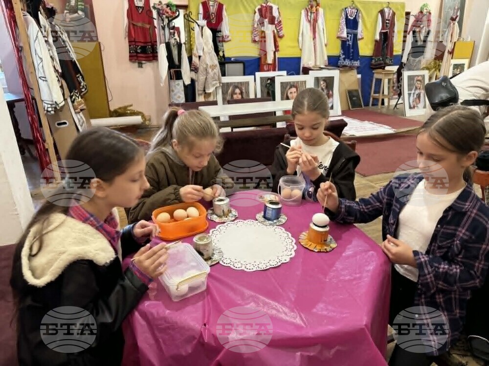 Ученици от българското неделно училище „Васил Априлов“ в Одеса се учиха да украсяват великденски яйца