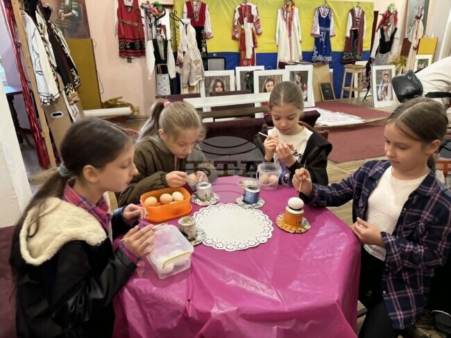 Ученици от българското неделно училище „Васил Априлов“ в Одеса се учиха да украсяват великденски яйца