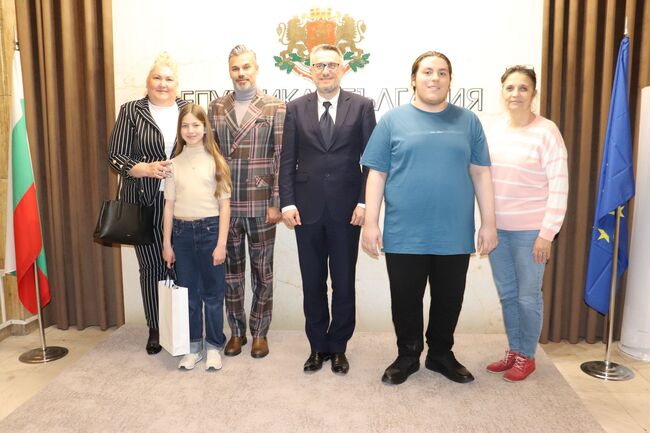 ОА Русе: Орлин Пенков се срещна с автора и екипа, подготвил благотворителна книжка в подкрепа на децата с аутизъм