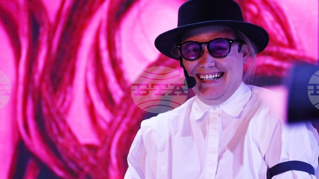 Бях честна пред листа и се надявам да продължа да бъда, каза писателката Рене Карабаш на премиерата на новата си стихосбирка