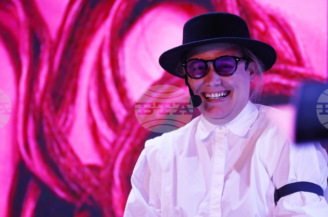 Бях честна пред листа и се надявам да продължа да бъда, каза писателката Рене Карабаш на премиерата на новата си стихосбирка