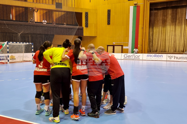 България завърши наравно с Узбекистан в последния си мач от интерконтиненталната фаза на турнира за купата на IHF във Велико Търново