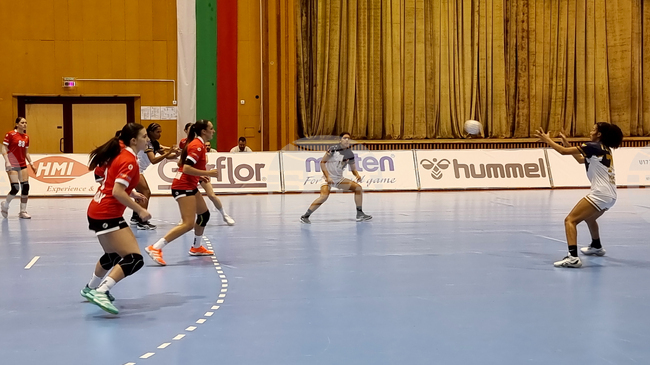 Девойките на България до 19 години претърпяха поражение от Гвинея турнира на по хандбал IHF Trophy във Велико Търново