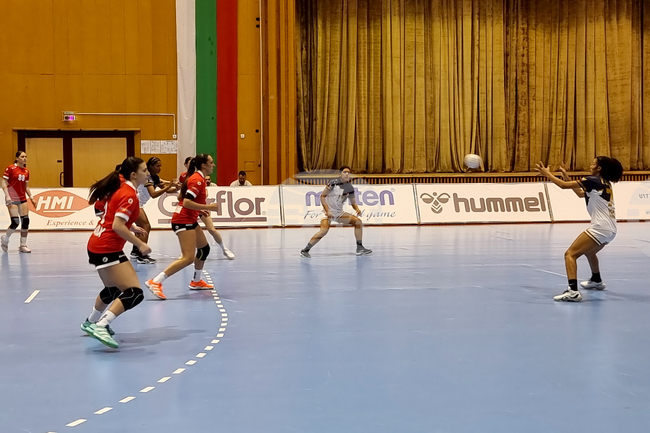 Девойките на България до 19 години претърпяха поражение от Гвинея турнира на по хандбал IHF Trophy във Велико Търново