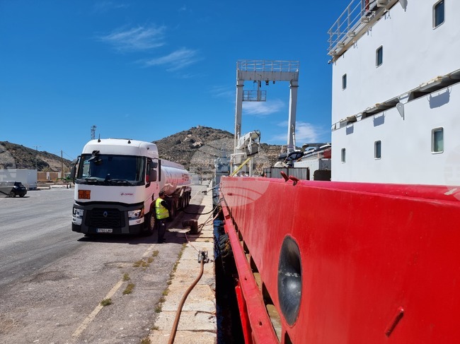 Испания - Антарктида - НИК 421 презарежда гориво в Картахена