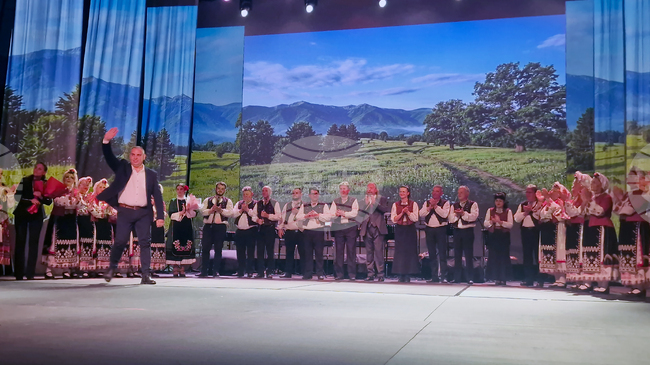 Чрез слово, музика и танц артистите от Капанския ансамбъл разказаха, че имането не е в златото, а в любовта, приятелството и чистата съвест