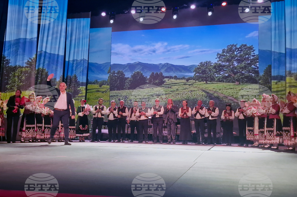 Чрез слово, музика и танц артистите от Капанския ансамбъл разказаха, че имането не е в златото, а в любовта, приятелството и чистата съвест