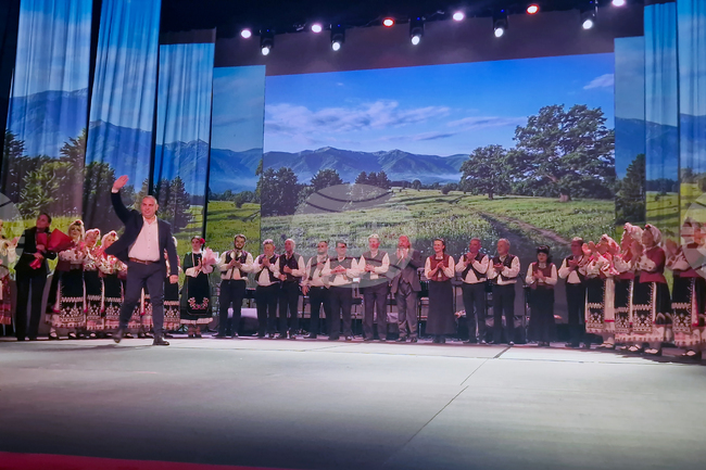 Чрез слово, музика и танц артистите от Капанския ансамбъл разказаха, че имането не е в златото, а в любовта, приятелството и чистата съвест