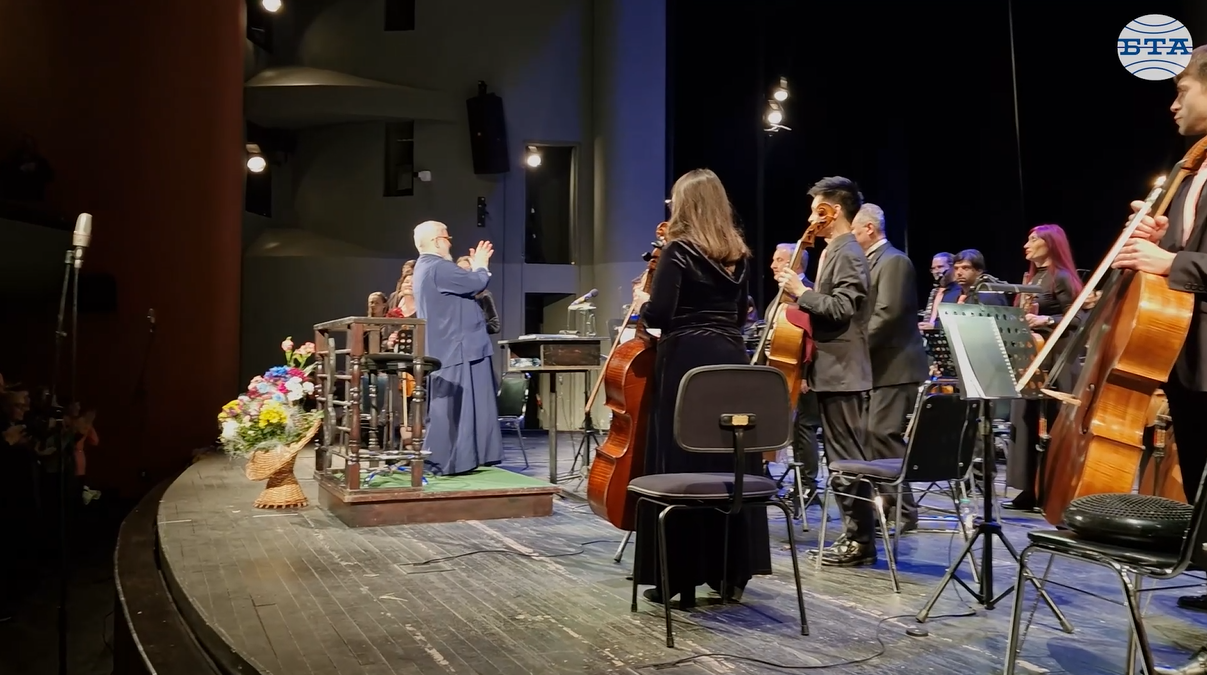 Старозагорският митрополит Киприан бе диригент на традиционния великденски концерт в Държавна опера - Стара Загора