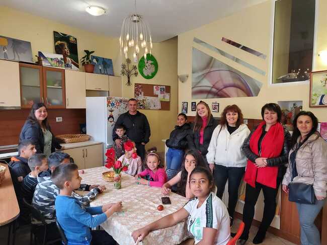 БСП-Карлово зарадваха деца от център за настаняване на Светли понеделник