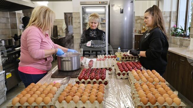 На Велики четвъртък доброволци боядисват 2026 яйца в Бачковския манастир „Успение Богородично“