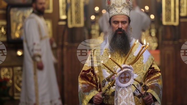 Patriarch Daniil Officiates at Holy Thursday Service in Sofia