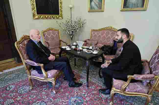 Транспортният заместник-министър Мурад Тюрк обсъди със Симеон Сакскобургготски развитието на железопътната инфраструктура в България