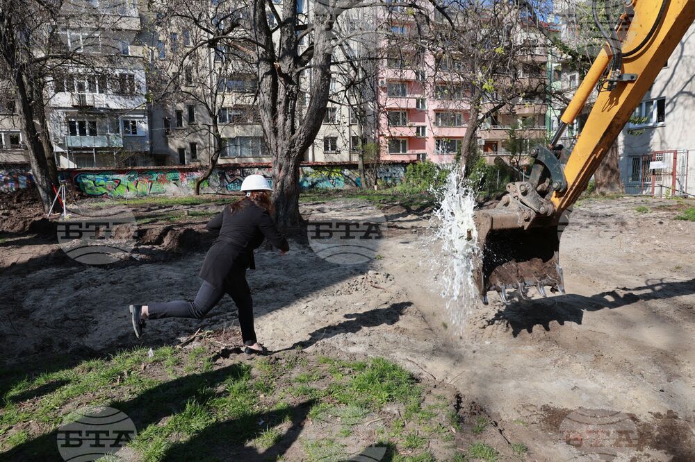 Ремонт на Дебърската градина - първа копка