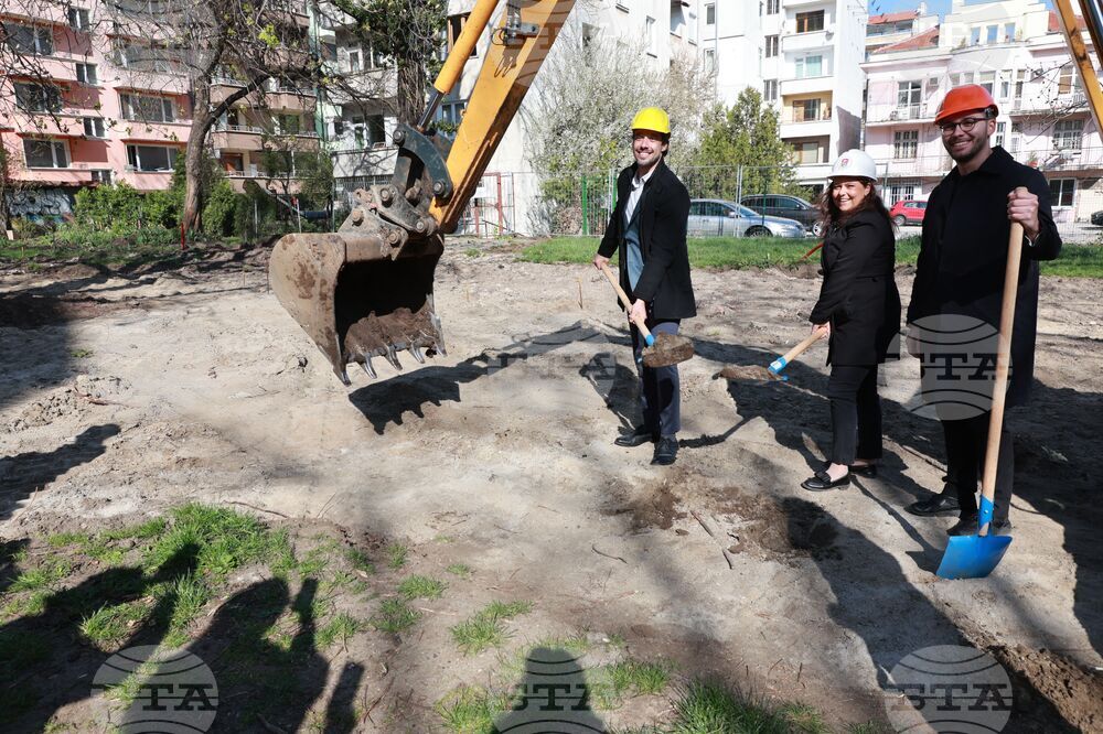 Ремонт на Дебърската градина - първа копка